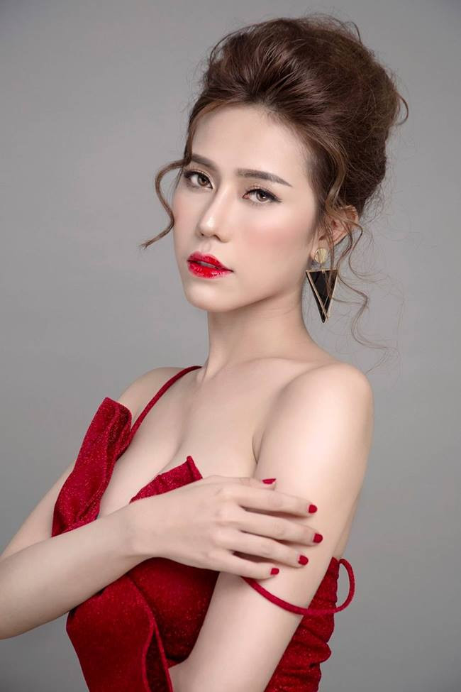 Hình ảnh hiện tại của nàng á hậu với vòng 1 cân đối với cơ thể và dù tháo túi ngực vẫn gợi cảm, quyến rũ khó rời mắt.