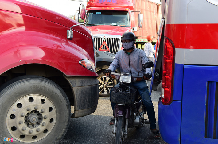 Nhiều người liều mạng chạy vội, len lỏi qua các chỗ hở, điểm mù của ôtô, container. "Luồn qua những chiếc xe đầu kéo to chình ình đang nổ máy rầm rầm thực sự vô cùng bất an, nhưng nếu cứ đứng chờ hay tìm đường khác thì biết khi nào mới thoát được", anh Sáng, chạy xe máy từ Xa lộ Hà Nội vào đường số 2 cho hay.