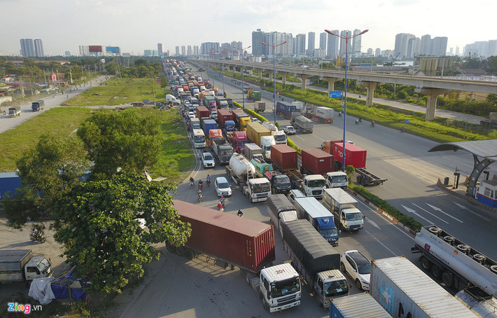 Bên cạnh đó, container từ các cảng cạn lưu thông vào Xa lộ Hà Nội cũng thường xuyên xung đột với dòng xe đang bị chôn chân khiến giao thông khu vực càng thêm ùn tắc kéo dài. Nhiều thời điểm các phương tiện phải xếp hàng dài từ ngã tư MK đến đại lộ Mai Chí Thọ, ở hướng ngược lại kéo dài hơn 2 km, qua ngã tư Thủ Đức.