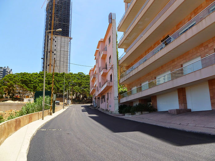 Theo tìm hiểu, ngôi nhà mỏng nhất thế giới này nằm ở Beirut, Lebanon. Ngôi nhà được xây dựng vào những năm 1950, nơi rộng nhất chỉ 4m, nơi hẹp nhất là 60cm. Người dân địa phương đặt tên cho ngôi nhà là "Al Ba'sa" có nghĩa là "sự oán giận" trong tiếng Ả Rập.