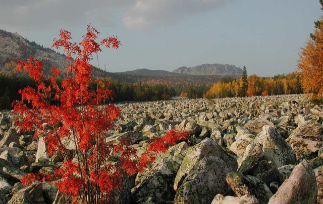 Tại khu vực núi Taganay, phía nam dãy Ural thuộc vùng Chelyabinsk Oblas, Nga, có một con sông kỳ lạ, gọi là dòng sông đá.