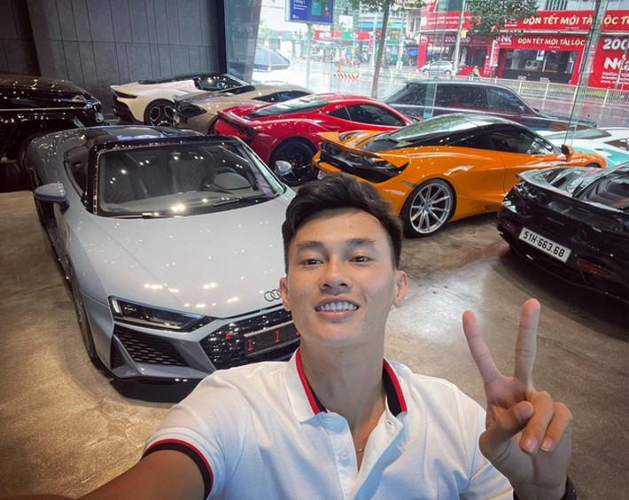 Ngoài ra, Cơ quan Cảnh sát điều tra tiếp nhận đơn của anh P ( Kiên Giang) tố cáo Phan Công Khanh cùng đồng bọn có hành vi chiếm đoạt xe nhãn hiệu Brabbus. Tháng 6/2023, Khanh mượn xe anh P để trưng bày tại showrrom trong ngày khai trương (8/6/2023); đến ngày 13/6/2023, Khanh đã bán chiếc xe trên cho anh P.H.L (TPHCM) với giá 24,5 tỷ đồng.