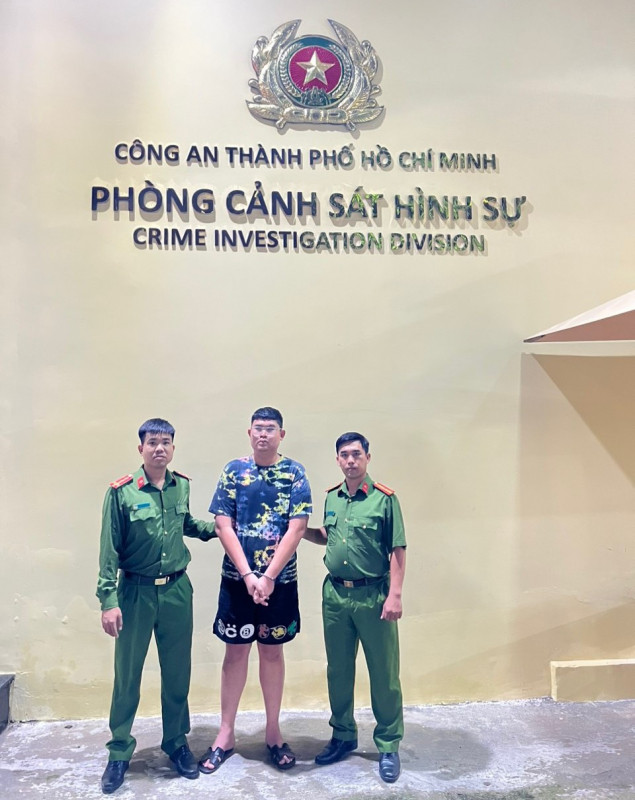 Theo đó, tháng 1/2023, Mohamach Da Pha giới thiệu anh S mua 1 xe ô tô nhãn hiệu BMW với giá 1,8 tỷ đồng. Tháng 4/2023, Da Pha liên hệ với anh S mượn xe ô tô. Anh S đồng ý và đề nghị Da Pha tìm người mua lại xe, nếu được giá thì báo để anh S chốt giá bán. Khi anh S liên hệ Pha để hỏi về việc bán xe; Pha nói dối rằng vẫn đang sử dụng xe đi lại hằng ngày nhưng thực tế Pha đã mang xe đi cầm với giá 1 tỷ đồng. Khi biết tin Khanh và Pha bị tạm giữ, anh S làm đơn tố cáo.