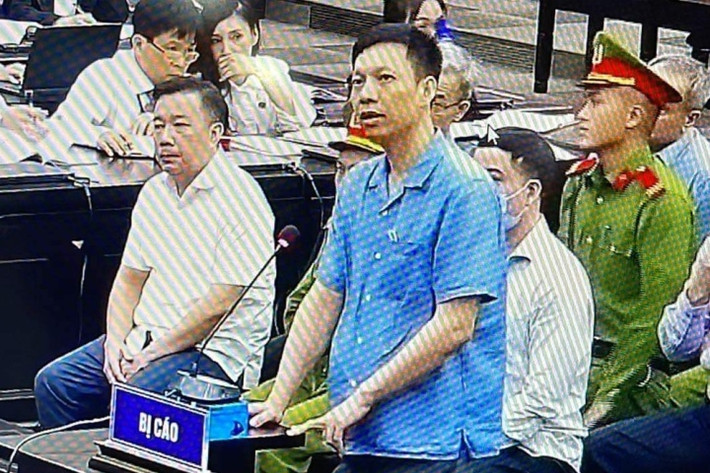 Vũ Anh Tuấn, cựu phó trưởng Phòng tham mưu, Cục Quản lý xuất nhập cảnh - Bộ Công an: Giống như Nguyễn Thị Hương Lan bị cáo Vũ Anh Tuấn cũng là người nhận hối lộ nhiều lần, với số tiền rất lớn... Bị cáo Vũ Anh Tuấn bị cáo buộc nhận đã nhận hối lộ 49 lần với số tiền 27,3 tỷ đồng và bị VKS đề nghị 19 - 20 năm tù. Theo HĐXX, Tuấn là người có hành vi đòi hỏi, sách nhiễu doanh nghiệp, đưa ra giá yêu cầu doanh nghiệp phải đáp ứng. Tuấn chủ động lôi kéo các bị cáo khác cùng đơn vị thực hiện hành vi phạm tội. Tuấn phạm tội với vai trò tích cực trong nhóm đồng phạm tại Cục Quản lý xuất nhập cảnh (Bộ Công an), vì vậy cần phải xử lý nghiêm.
