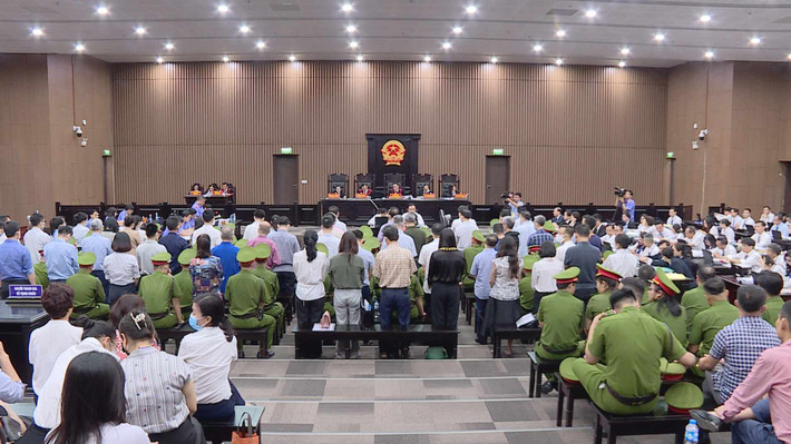 Trong số đó, có 3 bị cáo bị tuyên án cao hơn mức đề nghị của Viện Kiểm sát như Hoàng Văn Hưng bị đề nghị 19 đến 20 năm tù; Nguyễn Thị Hương Lan, VKS đề nghị 18 - 19 năm tù và Vũ Anh Tuấn, VKS đề nghị 19 - 20 năm tù.