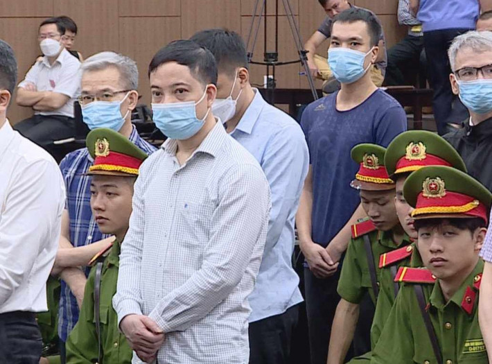 Cựu Thư ký Thứ trưởng Bộ Y tế Phạm Trung Kiên: Trong nhóm bị cáo bị tuyên án chung thân, bị cáo Phạm Trung Kiên lĩnh án thấp hơn mức đề nghị tử hình của VKS. Kiên là người đã nhận hối lộ 253 lần, số tiền 42,6 tỷ. HĐXX cho rằng, căn cứ vào hành vi nhận hối lộ, thủ đoạn, cách thức thực hiện, thái độ khai báo của bị cáo Kiên, mức hình phạt tử hình VKS đề nghị là tương xướng với mức độ phạm tội. Trong quá trình truy tố, xét xử, bị cáo thay đổi lời khai, thành khẩn khai báo, ăn năn hối cải; bị cáo tác động gia đình khắc phục hơn 42 tỷ đồng nên không cần thiết áp dụng hình phạt tử hình và tuyên phạt án chung thân.