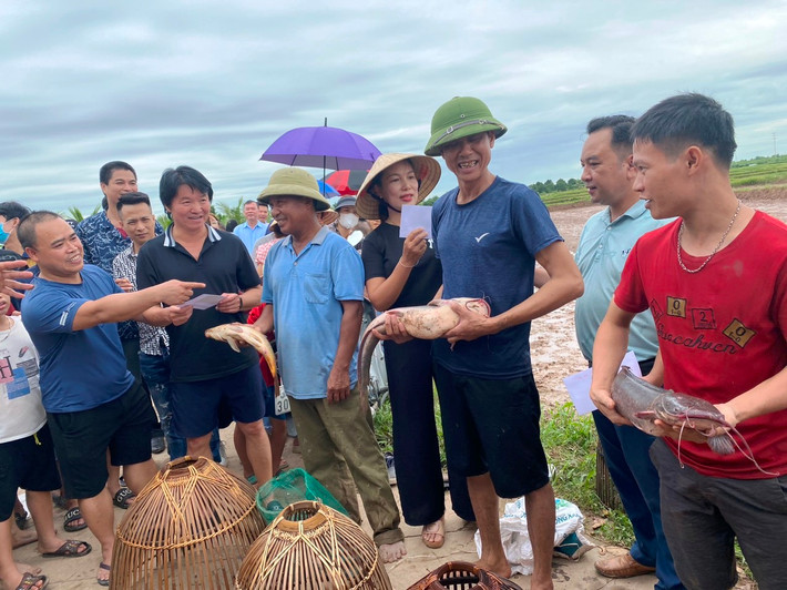 Kết quả, ông Trương Văn Vụ ở thôn Thanh Kỳ, xã An Thanh (Tứ Kỳ) giành giải nhất khi bắt được con cá nặng nhất, hơn 3 kg.
