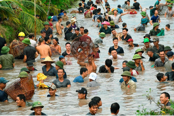 Sự kiện thu hút sự tham gia của hàng trăm người lội sông bắt cá và hàng nghìn người dân địa phương đến cổ vũ.