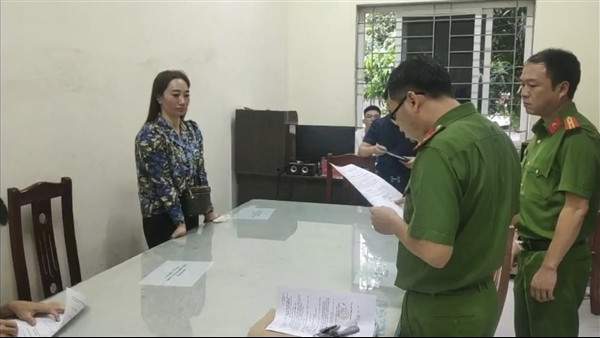 Ngày 4/8, Cơ quan CSĐT Công an thị xã Kinh Môn (Hải Dương) đã ra quyết định khởi tố bị can, lệnh bắt tạm giam đối với Trương Thị Hương (SN 1986, trú tại phường Hiến Thành, thị xã Kinh Môn, tỉnh Hải Dương) để điều tra về hành vi "Lừa đảo chiếm đoạt tài sản".