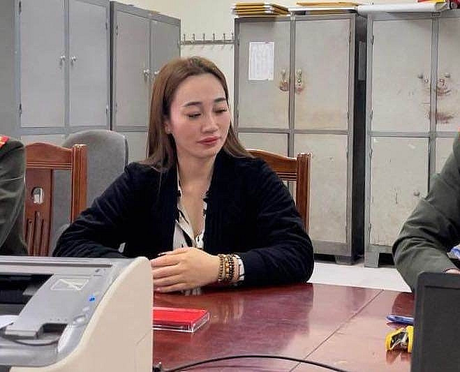 Hương gợi ý với anh Xuân là giá làm lễ di cung hoán số, cầu bán được nhà, cầu bình an là 270 triệu đồng. Anh Xuân trình bày hoàn cảnh khó khăn của gia đình thì Hương giảm giá xuống còn 180 triệu đồng…Trong lúc nói chuyện Hương còn bảo anh, nếu ai hỏi thì phải nói rằng làm lễ đóng tiền là 300 triệu đồng. Đối tượng đồng thời hứa hẹn sau khi làm lễ xong, khoảng ngày 28/12/2022,gia đình anh sẽ bán được nhà, nếu nói sai thì Hương sẽ bị mù mồm.