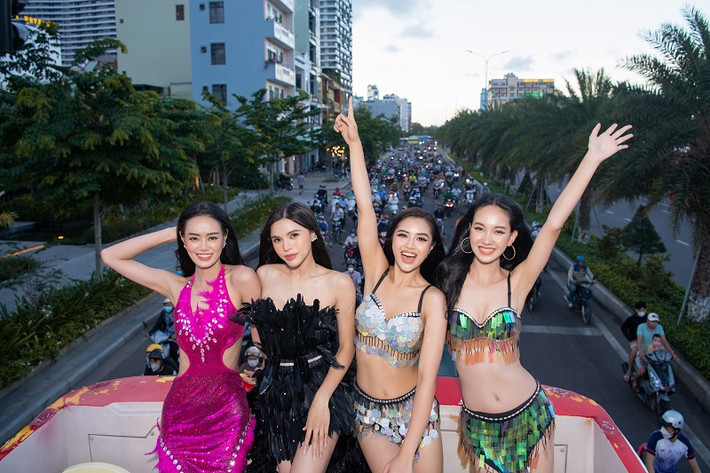 Hiện hình ảnh diễu hành của thí sinh Miss World Vietnam 2022 nhận được nhiều sự chú ý với những lời khen chê trái chiều. Một số ý kiến cho rằng, việc các thí sinh mặc gợi cảm, nhảy nhót diễu hành trên phố là không phù hợp.