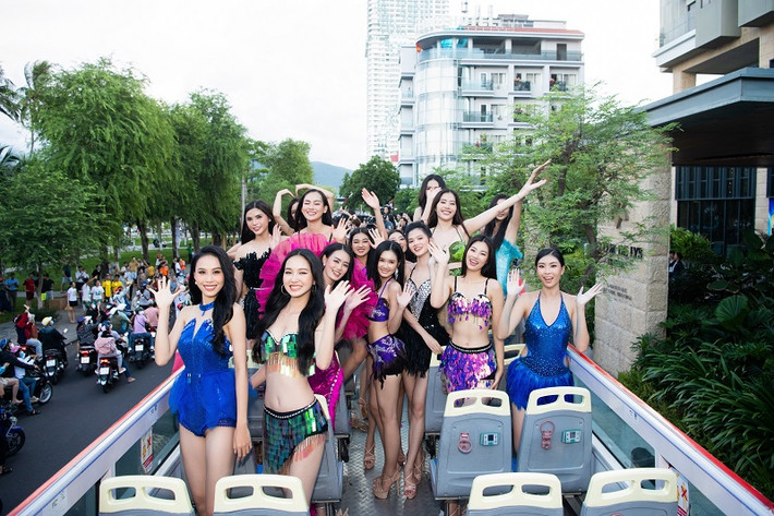Trên 2 xe diễu hành được trang hoàng lộng lẫy là 38 thí sinh - những ứng cử viên sáng giá cho ngôi vị Miss World Vietnam 2022.