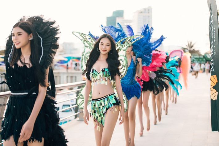 Mới đây, Top 38 thí sinh Miss World Vietnam 2022 - Hoa hậu Thế giới Việt Nam 2022 đã có màn trình diễn trang phục carnival tại bến tàu Mũi Tấn cũng như diễu hành khắp các trục đường chính tại TP Quy Nhơn.