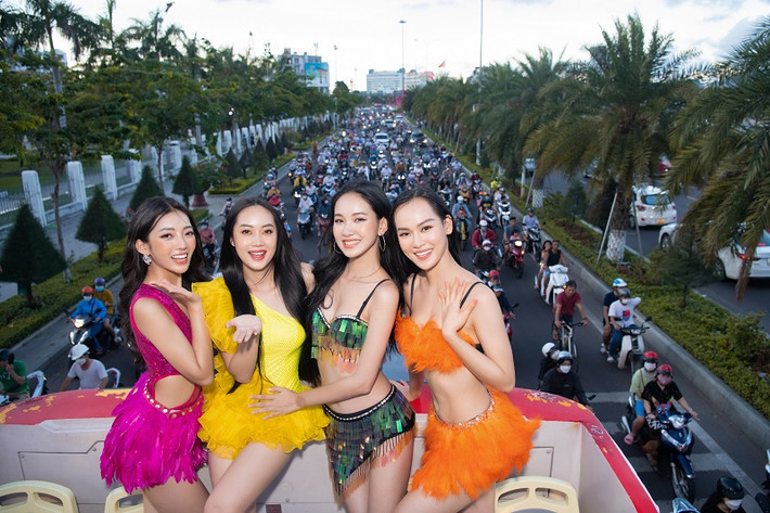 Theo lịch trình, đoàn diễu hành xuất phát từ bến du thuyền Mũi Tấn đi qua các trục đường chính: Xuân Diệu, An Dương Vương, Tây Sơn, Nguyễn Thái Học, Nguyễn Tất Thành...