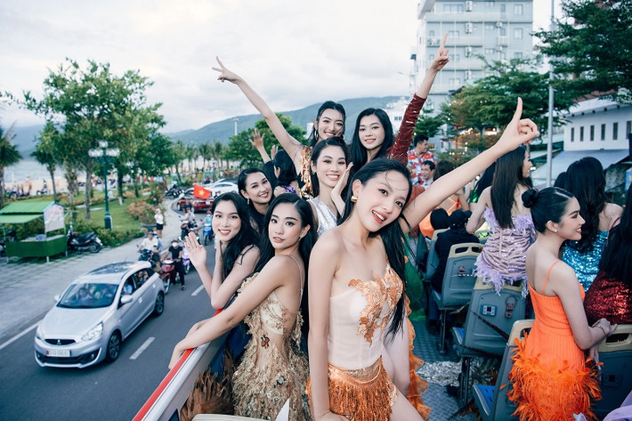 Trong trang phục đến từ nhà thiết kế Jessica, dàn thí sinh khoe vẻ gợi cảm hút mắt.