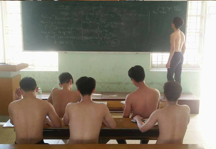 Trong ảnh, nhóm nam sinh đang chăm chú lắng nghe người đứng trên bục như đang giảng bài. Điều đáng chú ý là tất cả đều mặc quần mà không... mặc áo chỉ vì không chịu cái nóng oi bức. Lớp học "cởi trần" dù chưa rõ là dàn dựng hay có thật nhưng vẫn khiến dân mạng cười không ngớt và thi nhau chia sẻ với những dòng bình luận hài hước như: "Dù có nắng nóng đến mấy thì chuyện học hành vẫn được ưu tiên hàng đầu phải không hả các bạn?", hay "Học là trên hết. Nóng thì cởi ra mà học"...