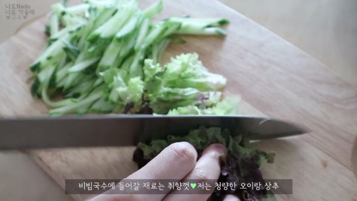 Không những vậy, ngôi sao Mukbang đang gây sốt trên Youtube này còn trổ tài nấu ăn rất giỏi.