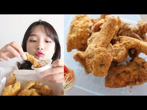 Các ngôi sao Mukbang có nhiều kiểu khác nhau. Ngoài những hot girl, hot boy có ngoại hình đẹp, cũng có những thành phần béo phì do tham ăn nhưng vô cùng nhiệt tình và vui nhộn. Ảnh cắt clip Youtube.