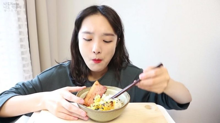 Theo tờ Korea Daily của Hàn Quốc, Nado thường bắt đầu những video của mình bằng cách chia sẻ thực đơn món ăn và cách nấu chúng.