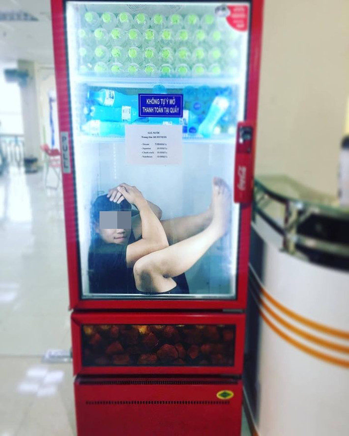Nóng đến mức không thể kiểm soát được bản thân, anh chàng này bất chấp lời nhắc nhở để chui vào tủ làm mát hưởng thụ.