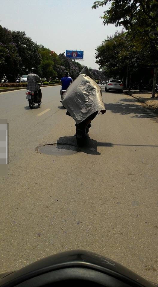 Áo mưa không còn để đi mưa nữa.