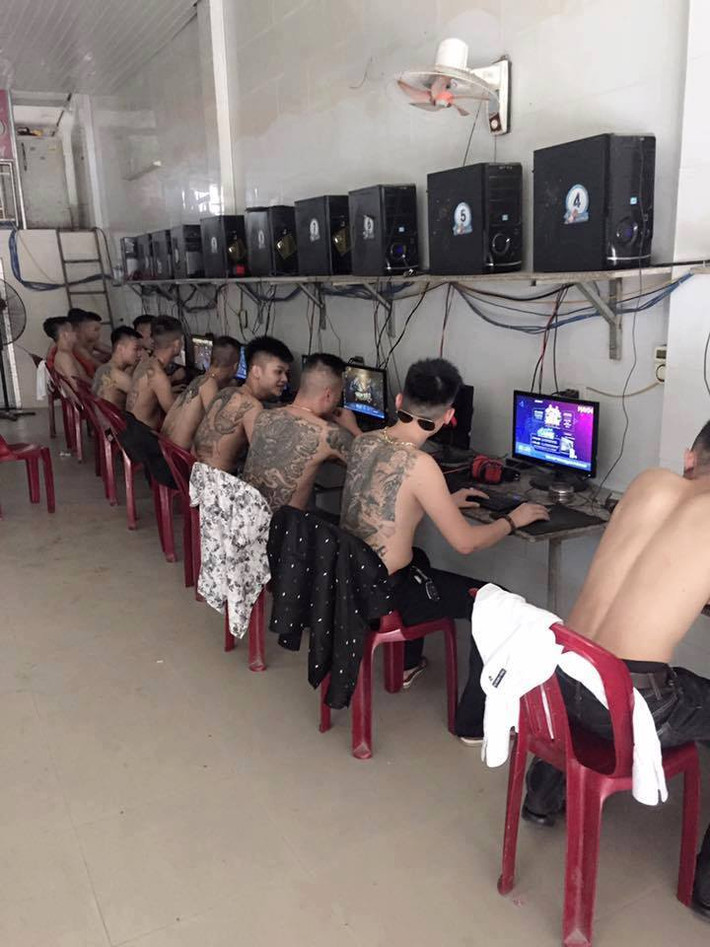 "Nóng như thế này thì làm sao phải mặc".