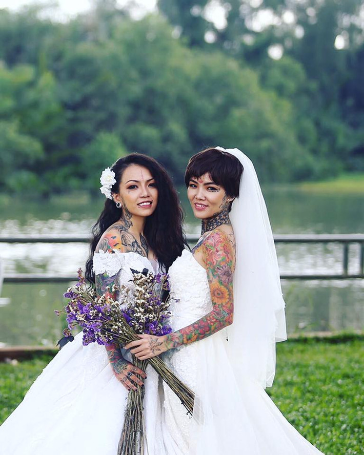 Mặc dù sở hữu những hình xăm phủ kín cơ thể nhưng Triệu Bo (trái) và Phạm Mai đều cho thấy vẻ đẹp cá tính nhưng cũng không kém phần nữ tính của mình khi khoác lên mình bộ váy cưới trắng tinh khôi.