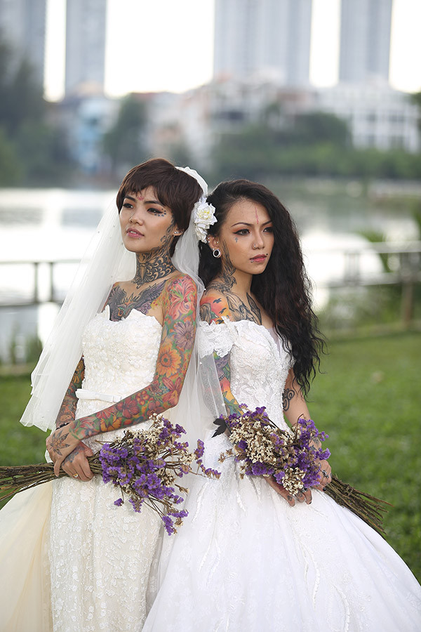 Hai cô dâu Việt xăm trổ kín người đang thu hút sự chú ý này không phải là những gương mặt quá xa lạ với cộng đồng giới trẻ Việt, đặc biệt là giới xăm mình ở Việt Nam. Ảnh: Dinhthai Ngoc.