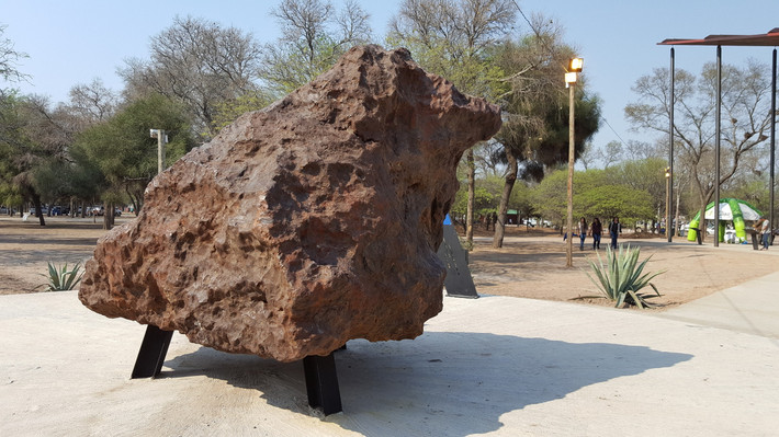 Theo các chuyên gia, thiên thạch El Chaco chỉ là một mảnh vụn của nhóm tiểu hành tinh mang tên Campo del Cielo đã đâm xuống Trái Đất. Chúng tạo thành một nhóm hố thiên thạch trên diện tích 60 km2.