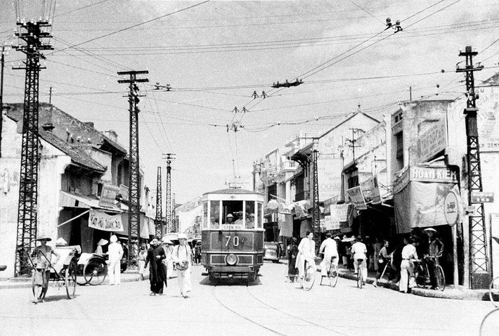 Hình ảnh xe điện hoạt động trên phố Hàng Đào, Hà Nội năm 1940.