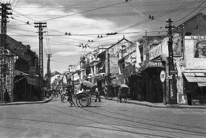 Giao thông nhộn nhịp ở ngã tư Hàng Gai và Hàng Đào.