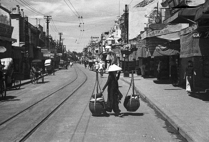 Những ngôi nhà, cửa hàng san sát nhau trên phố Hàng Đào.