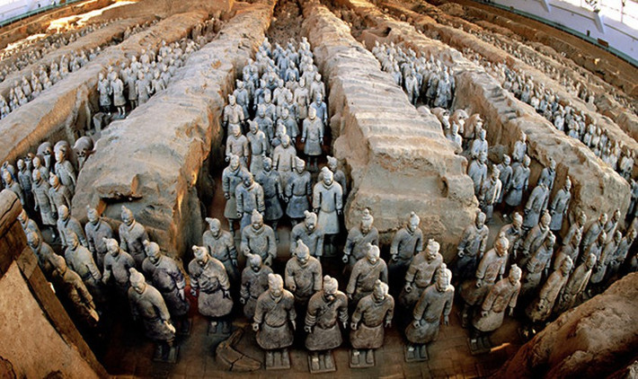 Nhờ vậy, các chuyên gia có những phát hiện quan trọng bao gồm việc khai quật được đội quân đất nung với hàng ngàn tượng binh sĩ có kích thước tương đương người thật cùng nhiều vũ khí, áo giáp, xe ngựa...