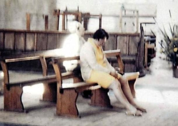 Năm 1975, vợ chồng bà Diane và Peter ghé thăm nhà thờ St Mary’s tại Worstead, Anh. Tại đây, ông Peter đã chụp lại bức ảnh vợ mình đang nhắm mắt ngồi cầu nguyện một mình ở khu ghế băng dài. Sau khi xem ảnh, nhiều người giật mình vì thấy hình ảnh một người phụ nữ đội mũ và mặc quần áo cũ sáng màu ở ngay sau bà Diane. Nhiều người dân tin rằng đó là hồn ma người phụ nữ có tên White Lady.