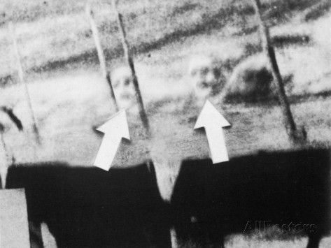 Vào năm 1924, hai nhân viên James Courtney và Michael Meehan tử vong vì ngạt khí đang chùi rửa khoang tàu S.S. Watertown trên hành trình tới New York, Mỹ. Theo truyền thống lúc bấy giờ, thi thể của họ được mai táng trên biển. Vài ngày sau, những thủy thủ trên tàu giật mình phát hiện hình ảnh 2 gương mặt của James và Michael in trên mặt biển. Đến nay, bức ảnh bí ẩn này vẫn chưa được làm sáng tỏ.