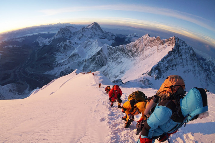 Do đó, Francys tử vong trên đỉnh Everest. Trong suốt 9 năm sau, thi hài đóng băng của cô với nét mặt điềm tĩnh đến lạ thường nên được mọi người gọi là "người đẹp ngủ trong rừng".