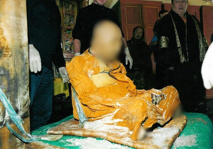 Theo đó, nhóm chuyên gia vô cùng kinh ngạc khi xác ướp Lạt Ma Dashi-Dorzho Itigilov nguyên vẹn đến khó tin khi các cơ bắp, khớp và da vẫn mềm mại giống như mới qua đời cách đây không lâu. Máu trong huyết quản chuyển hóa sang dạng sệt mà không hề khô đi.