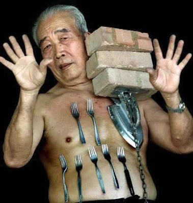 Ông Liew Thow Lin ở Malaysia được mệnh danh là "người nam châm" vì sở hữu khả năng hút các vật bằng kim loại. Ông khiến mọi người kinh ngạc khi có thể hút mọi vật bằng sắt, kim loại, thậm chí cả gỗ dính chặt vào người.