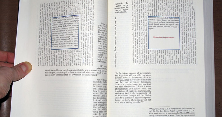 Bởi lẽ, House of Leaves là tác phẩm hư cấu kể về một bộ phim tài liệu đặc tả một ngôi nhà giống mê cung và câu chuyện của gia đình sống trong đó. Cuốn tiểu thuyết mang phong cách kết hợp giữa thể loại kinh dị và lãng mạn.