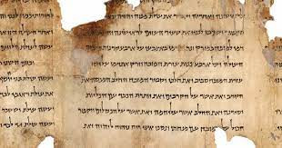 Trong thời gian từ năm 1946 - 1956, các chuyên gia tìm thấy những cuộn giấy Biển Chết (The Dead Sea Scrolls) trong các hang động sa mạc ở khu vực Bờ Tây gần hang động Qumran.