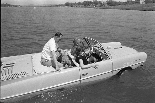 Tổng thống Mỹ Lyndon B. Johnson có trải nghiệm hiếm có khi ngồi trên chiếc xe có khả năng lội nước độc đáo vào năm 1965.
