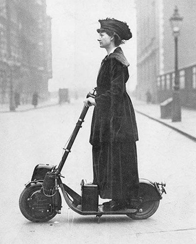 Florence Norman - nhà hoạt động tích cực bảo vệ quyền lợi phụ nữ được chồng tặng cho Autoped - một trong những chiếc scooter đầu tiên trên thế giới.