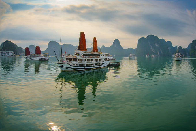 Với những giá trị cảnh quan đặc sắc riêng có, vịnh Hạ Long trở thành địa điểm du lịch nổi tiếng thế giới. Ảnh: Unsplash.