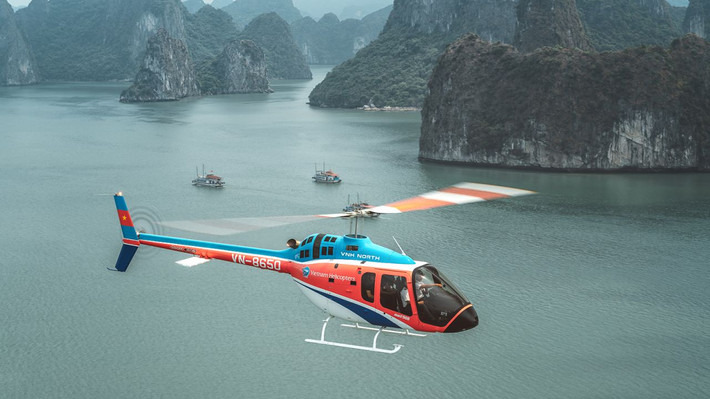Cách tốt nhất để ngắm nhìn vẻ đẹp vịnh Hạ Long là đi trực thăng, du thuyền hoặc chèo kayak qua những dãy đá vôi. Ảnh: courtesy Bell Flight/CNN.