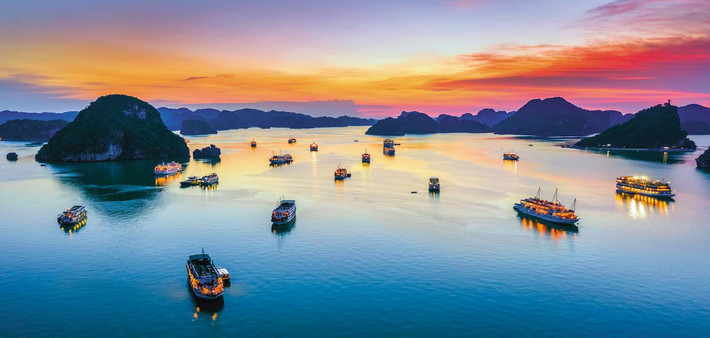 CNN, Travel and Leisure... đã liệt kê Vịnh Hạ Long là một trong những địa điểm ngắm bình minh, hoàng hôn đẹp nhất châu Á. Ảnh: Outlook India.