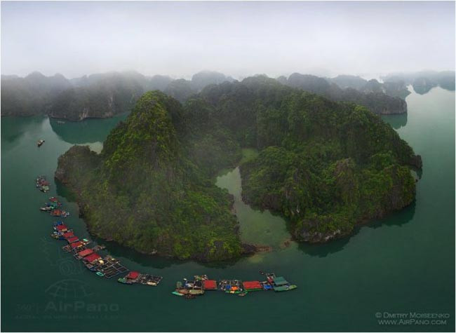 Các bức ảnh chụp vịnh Hạ Long do nhóm AirPano thực hiện được nhiều người khen ngợi với cảnh đẹp đẹp kỳ vĩ với nhiều hòn đảo đá vôi nhấp nhô như sóng. Ảnh: AirPano.