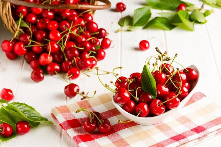 Trái cây tiếp theo được xướng tên trong danh sách này là anh đào. Anh đào là trái cây cực kỳ được yêu thích, bạn có thể ăn sống, nấu nó lên, làm mứt... Ai có thể nghĩ rằng trái cây nhỏ bé và xinh đẹp có độc? Điều nguy hiểm nhất từ anh đào là hạt của chúng. Nếu bạn vô tình cắn nát hạt anh đào trong miệng của bạn, nước bọt và những hợp chất bên trong hạt anh đào sẽ tạo ra một hợp chất gọi là Hydrogen cyanide. Hydrogen cyanide có thể khiến bạn cảm thấy chóng mặt, buồn nôn và đau bụng. Một lượng lớn Hydrogen cyanide có thể kích hoạt những độc tố ảnh hưởng đến thận. Nếu có triệu chứng ngộ độc sau khi cắn hạt anh đào, uống nhiều nước và đến bệnh viện ngay lập tức. (Nguồn Invorma)