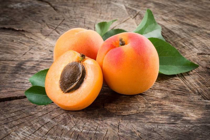 Trái cây có chứa chất độc tiếp theo là mơ. Mơ có vị chua, mang tính acid, khi chín hẳn có thêm vị ngọt. Tương tự như anh đào, hạt của quả mơ chính là phần độc hại, chứa các chất độc như Cyanide, Cyanogens glycoside và Amygdaline. Các hợp chất độc hại này có thể khiến nạn nhân nhức đầu dữ dội, nôn mửa, mất ngủ, lo lắng, khát nước liên tục, dễ mệt mỏi, đau khớp và cơ bắp. (Nguồn Invorma)