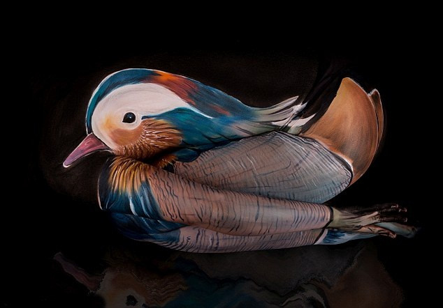 Loạt tác phẩm body painting biến con người thành động vật đẹp ngỡ ngàng của Gesine Marwedel giúp cô trở nên nổi tiếng và được công chúng biết đến nhiều hơn. (Nguồn Dailymail)