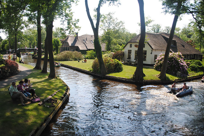 Nhiều người ngẩn ngơ trước vẻ đẹp tưởng như không thể có thật của ngôi làng. Nguồn: Bored Panda